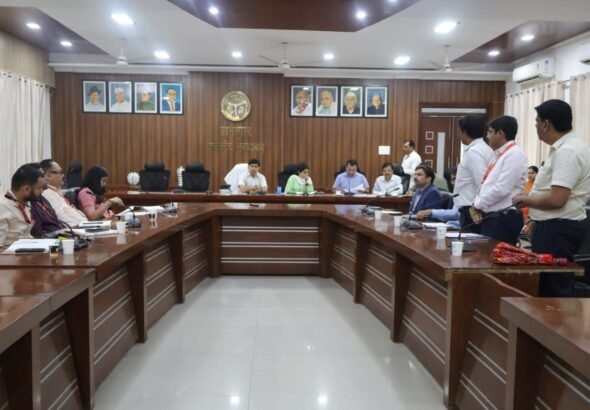 मुख्यमंत्री युवा उद्यमी विकास अभियान की समीक्षा बैठक में अधिकारियों को निर्देश देते जिलाधिकारी डॉ. राजेंद्र पैंसिया