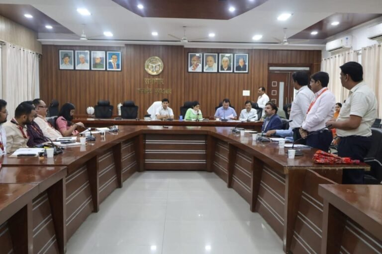 मुख्यमंत्री युवा उद्यमी विकास अभियान की समीक्षा बैठक में अधिकारियों को निर्देश देते जिलाधिकारी डॉ. राजेंद्र पैंसिया
