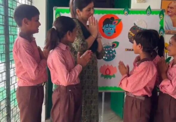 प्राथमिक विद्यालय गुलड़िया में श्रीकृष्ण जन्माष्टमी की तैयारी करते हुए बच्चे कृष्ण, मटकी और मोरपंख की कलाकृतियां बनाते हुए।