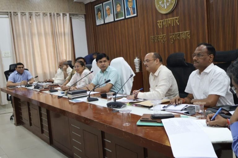 मुरादाबाद में किसान दिवस के दौरान किसानों की समस्याएं सुनते जिलाधिकारी डॉ. राजेंद्र पैंसिया