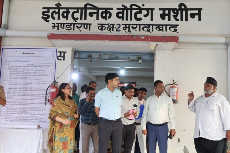 मुरादाबाद में ईवीएम वीवीपैट एफएलसी की तैयारियों का निरीक्षण करते जिलाधिकारी डॉ. राजेन्द्र पैंसिया