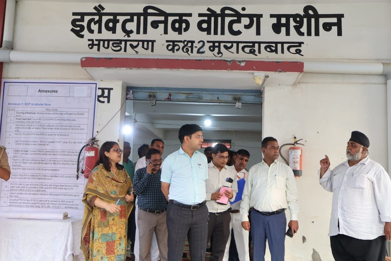 मुरादाबाद में ईवीएम वीवीपैट एफएलसी की तैयारियों का निरीक्षण करते जिलाधिकारी डॉ. राजेन्द्र पैंसिया