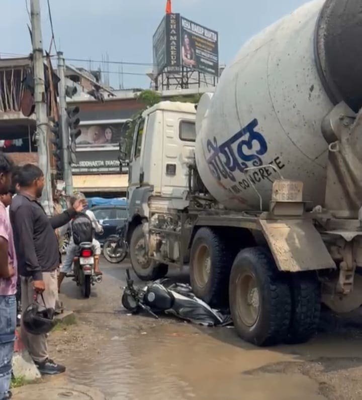 अकबर किले के पास सीमेंट लदे ट्रक के नीचे क्षतिग्रस्त बाइक