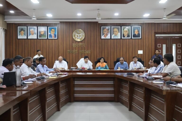 मुरादाबाद स्वास्थ्य समिति बैठक में डीएम डॉ. राजेंद्र पैंसिया स्वास्थ्य सेवाओं की समीक्षा करते हुए