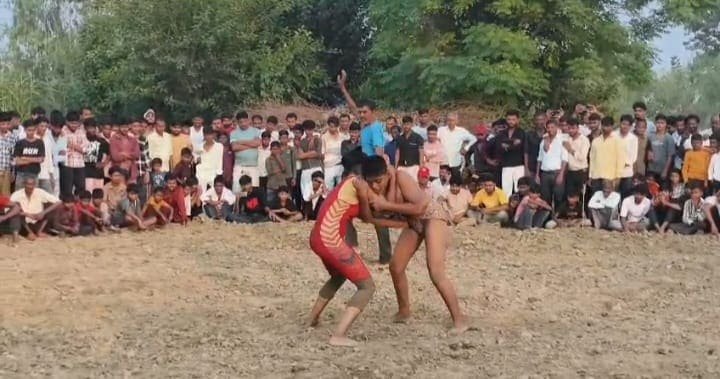 मैनाठेर के हुसैनपुर में फूल डोर मेले के दौरान दंगल में हिस्सा लेते पहलवान