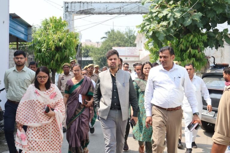 मुरादाबाद जिलाधिकारी अनुनय झा