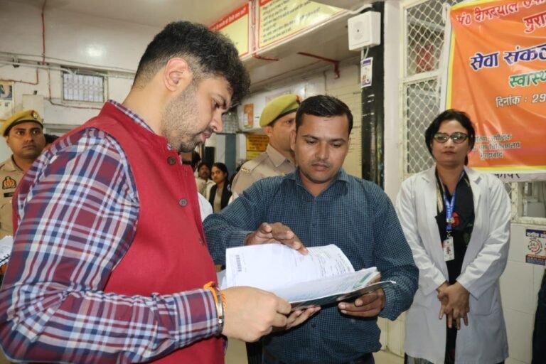 जिलाधिकारी अनुनय झा जिला चिकित्सालय का औचक निरीक्षण करते हुए