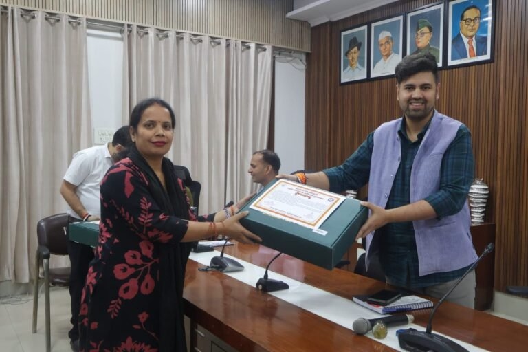 जनगणना प्रक्रिया में उत्कृष्ट कार्य करने वाले कर्मचारियों को सम्मानित करते जिलाधिकारी अनुनय झा