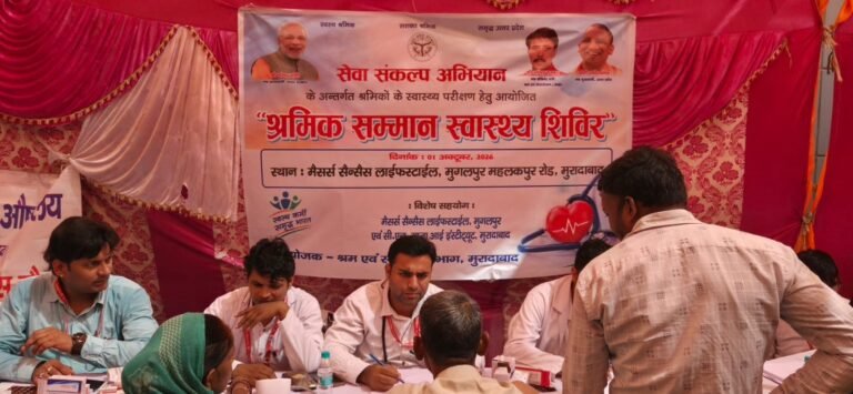 मुरादाबाद में श्रमिक सम्मान स्वास्थ्य शिविर में श्रमिकों का स्वास्थ्य परीक्षण
