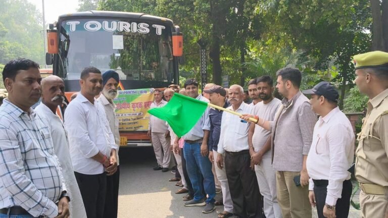 मुरादाबाद के 56 प्रगतिशील कृषकों को पंतनगर किसान मेले के लिए रवाना करते जिलाधिकारी अनुनय झा