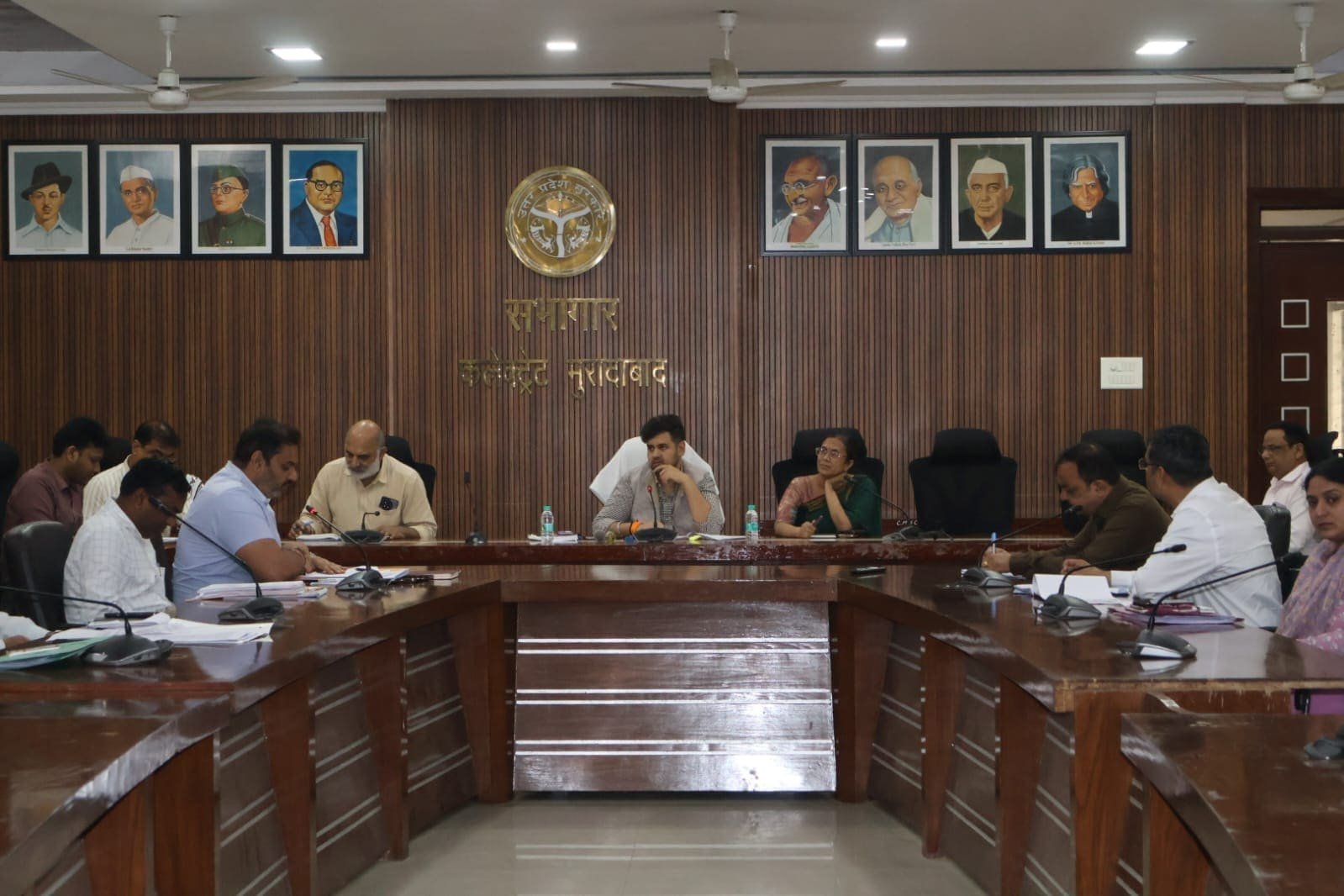 मुरादाबाद में संचारी रोग नियंत्रण अभियान की समीक्षा करते जिलाधिकारी अनुनय झा