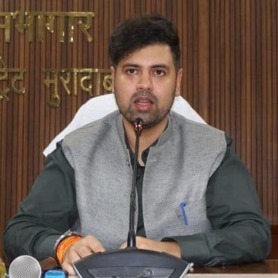 मिशन संपूर्ण समाधान की समीक्षा करते जिलाधिकारी अनुनय झा