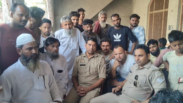 हाजी रिजवान के साथ मौजूद पुलिसकर्मी और लोग, सैफनी दंगल को लेकर चर्चा