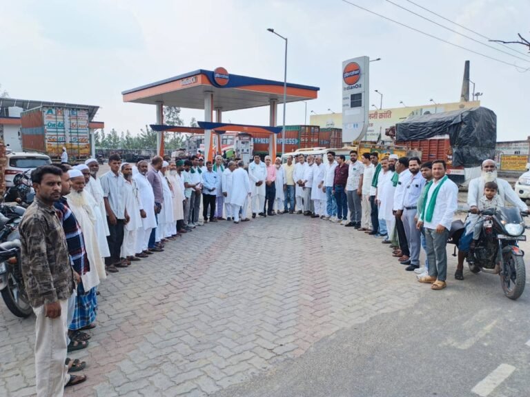 कुंदरकी में भारतीय किसान यूनियन अराजनैतिक की मासिक बैठक में मौजूद पदाधिकारी और कार्यकर्ता