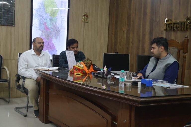 जिलाधिकारी अनुनय झा की अध्यक्षता में मुरादाबाद में विद्युत विभाग की समीक्षा बैठक