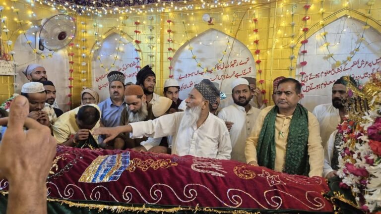 विधायक ठाकुर रामवीर सिंह हजरत चिश्ती मियां की दरगाह पर चादरपोशी करते हुए, खबड़िया भूड़ कुंदरकी मुरादाबाद