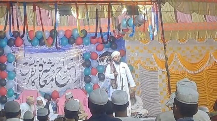 इस्लाही मुआशरा कॉन्फ्रेंस तेवर पट्टी उर्फ काजीपुरा में शामिल उलेमा-ए-किराम और मेहमान