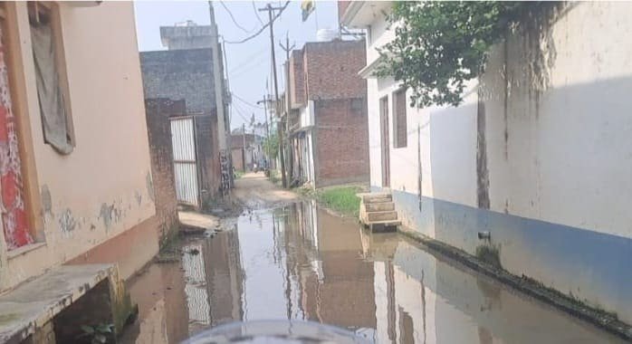 तेवर पट्टी काजीपुरा में करबला मार्ग की बदहाल स्थिति, मुरादाबाद