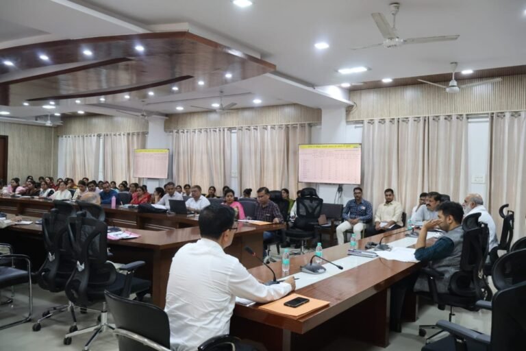 जिलाधिकारी अनुनय झा की अध्यक्षता में मुरादाबाद में पोषण सुधार और आंगनवाड़ी केंद्रों की समीक्षा बैठक