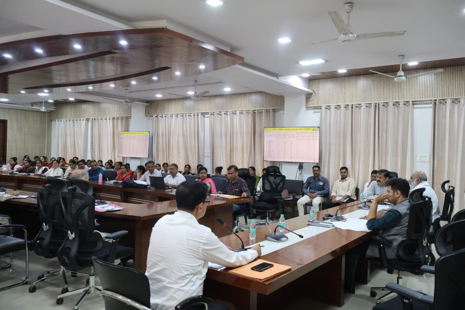 जिलाधिकारी अनुनय झा की अध्यक्षता में मुरादाबाद में पोषण सुधार और आंगनवाड़ी केंद्रों की समीक्षा बैठक