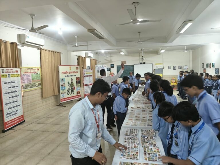 पीएमएस पब्लिक स्कूल मुरादाबाद में राष्ट्रीय डाक सप्ताह के दौरान डाक टिकट प्रदर्शनी देखते विद्यार्थी