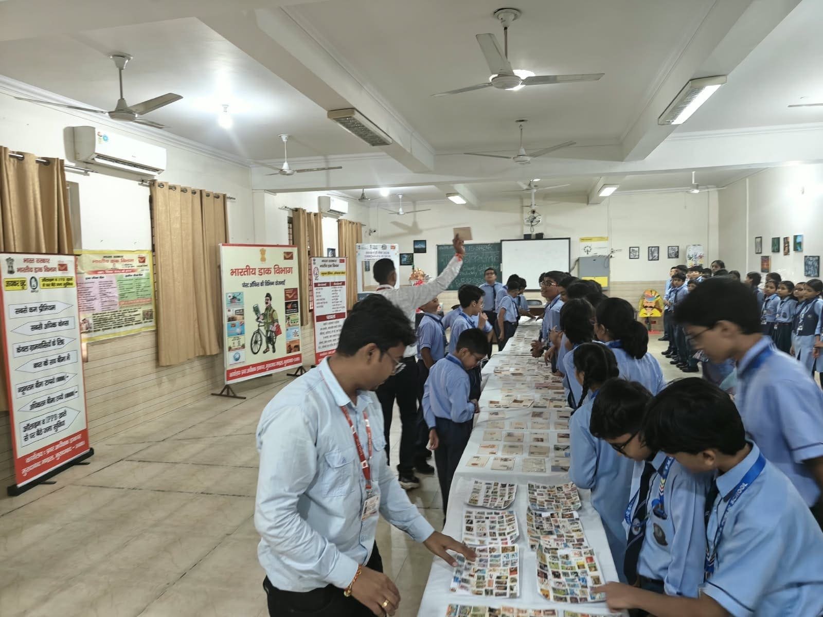 पीएमएस पब्लिक स्कूल मुरादाबाद में राष्ट्रीय डाक सप्ताह के दौरान डाक टिकट प्रदर्शनी देखते विद्यार्थी