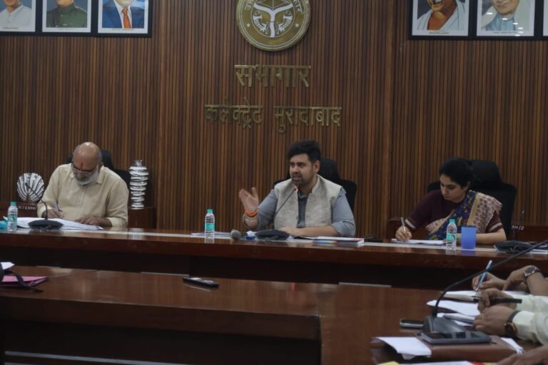 जिलाधिकारी अनुनय झा की अध्यक्षता में मुरादाबाद में चकबंदी प्रक्रिया और लंबित मुकदमों की समीक्षा बैठक
