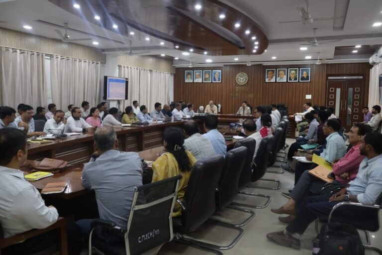 मुरादाबाद में जिला स्तरीय स्वास्थ्य समिति की बैठक की अध्यक्षता करते जिलाधिकारी अनुनय झा