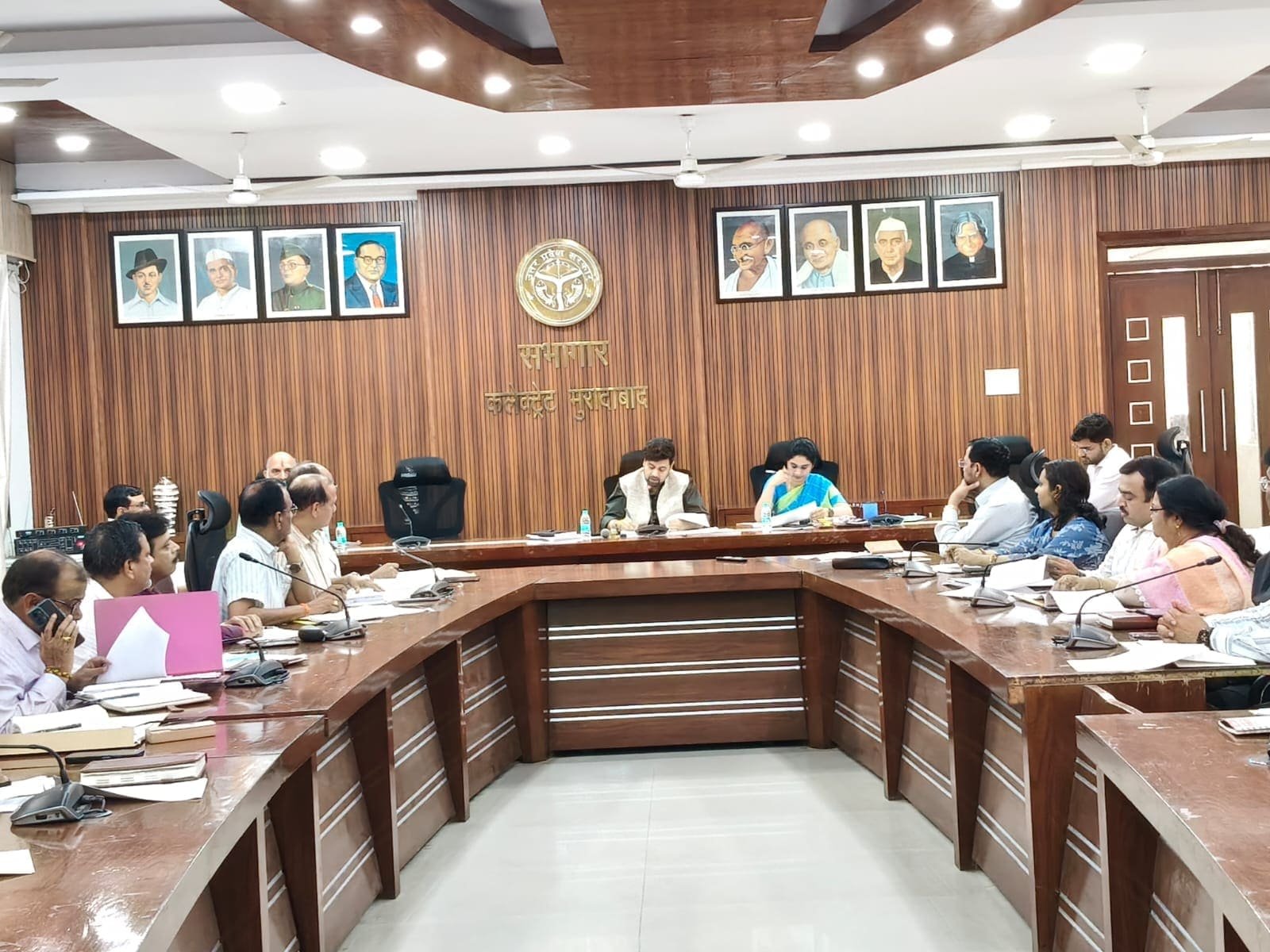मुरादाबाद में विकास कार्यों की समीक्षा बैठक करते जिलाधिकारी अनुनय झा