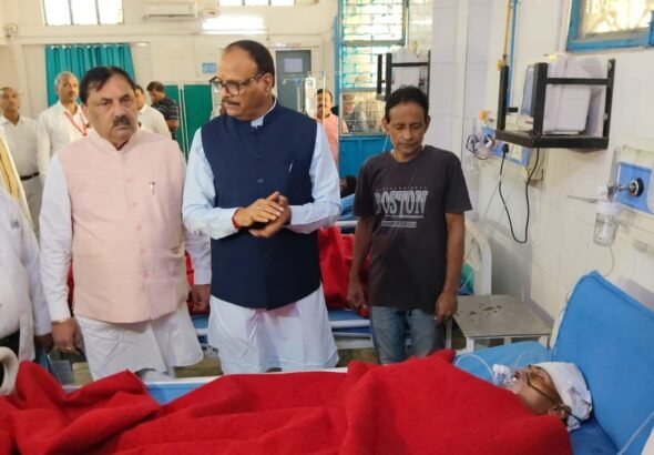 ब्रजेश पाठक मुरादाबाद जिला चिकित्सालय का निरीक्षण करते हुए