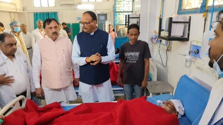 ब्रजेश पाठक मुरादाबाद जिला चिकित्सालय का निरीक्षण करते हुए
