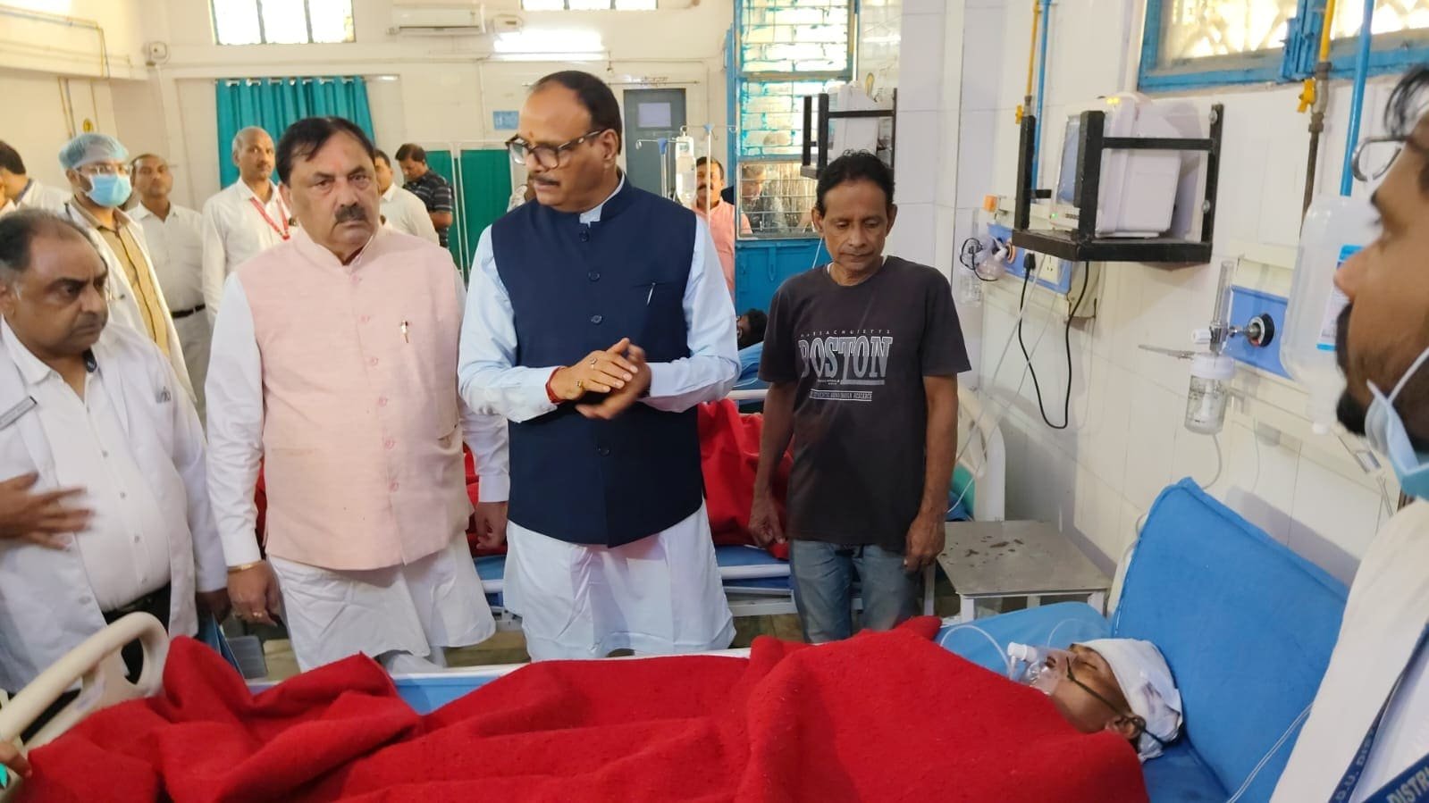 ब्रजेश पाठक मुरादाबाद जिला चिकित्सालय का निरीक्षण करते हुए
