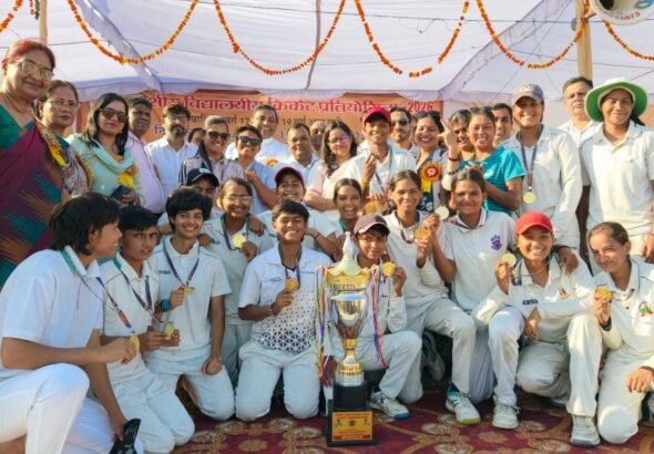 मुरादाबाद में प्रदेशीय बालिका क्रिकेट प्रतियोगिता 2026 के विजेता खिलाड़ियों को पदक देकर सम्मानित करते अतिथि