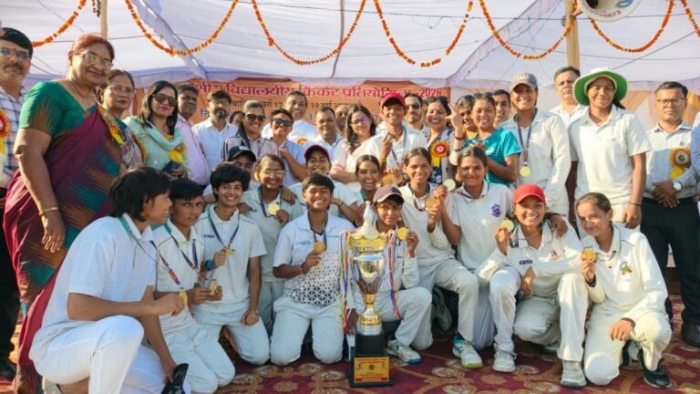मुरादाबाद में प्रदेशीय बालिका क्रिकेट प्रतियोगिता 2026 के विजेता खिलाड़ियों को पदक देकर सम्मानित करते अतिथि