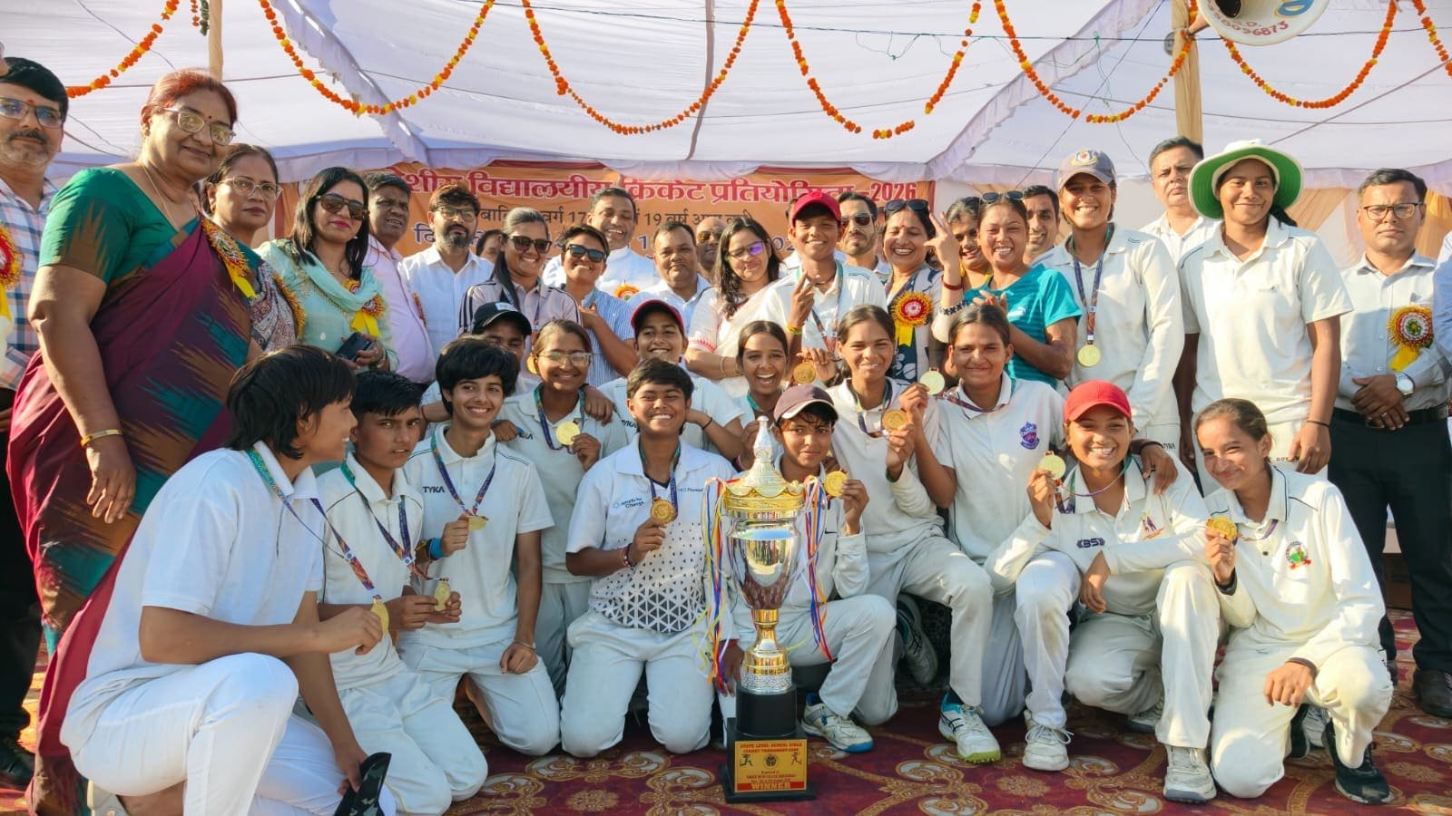 मुरादाबाद में प्रदेशीय बालिका क्रिकेट प्रतियोगिता 2026 के विजेता खिलाड़ियों को पदक देकर सम्मानित करते अतिथि