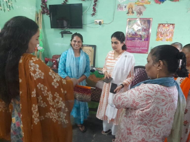 मुरादाबाद में हॉफ वे होम का औचक निरीक्षण करतीं मुख्य विकास अधिकारी मृणाली अविनाश जोशी