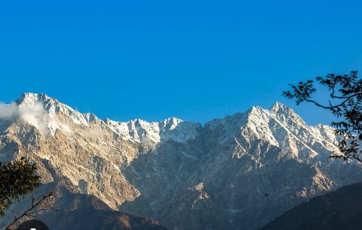 हिमाचल प्रदेश में बारिश के बाद बढ़ी ठंड, कल्पा में तापमान गिरने और ऊंची चोटियों पर बर्फबारी के आसार