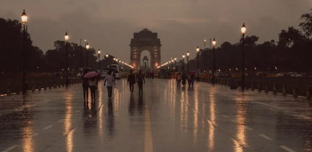 आज चांद दिखने में देरी, दिल्ली-NCR में बारिश और आसमान में छाए बादल