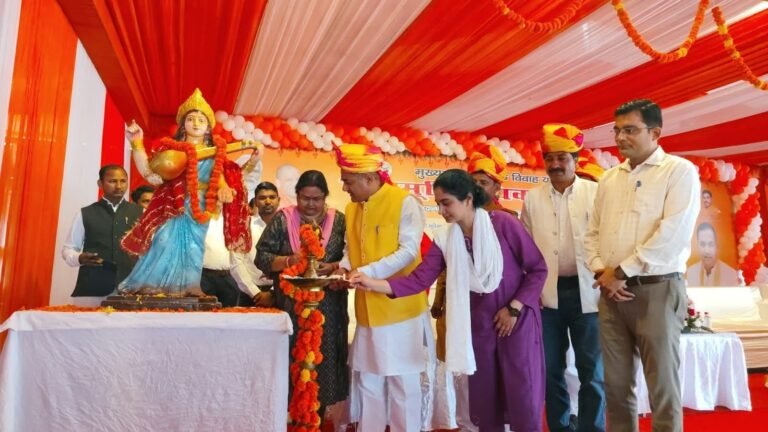 मुरादाबाद के मुंडापांडे में मुख्यमंत्री सामूहिक विवाह योजना के तहत 261 जोड़ों का सामूहिक विवाह समारोह
